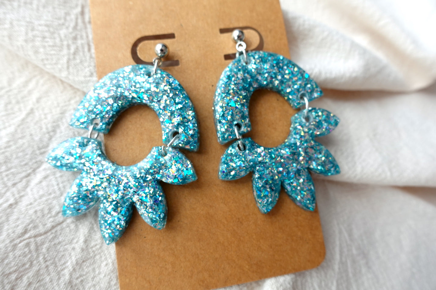 Halve bloem oorbellen lichtblauw met holografische glitter - statement oorbellen