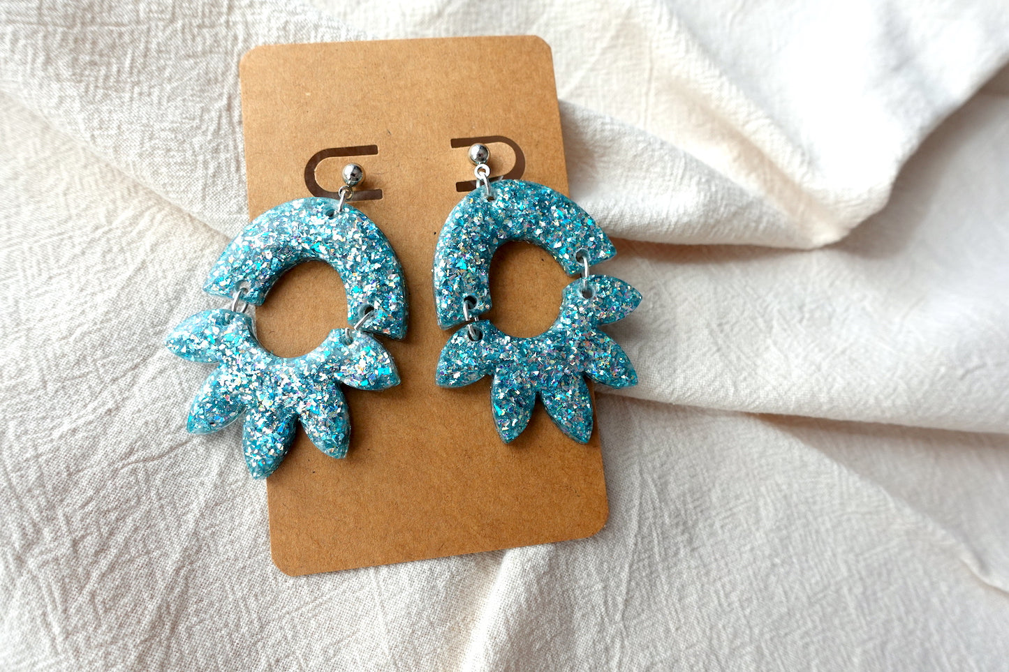 Halve bloem oorbellen lichtblauw met holografische glitter - statement oorbellen