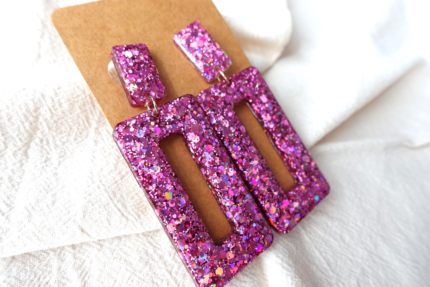 Rechthoekige oorbellen roze met holografische glitter - statement oorbellen