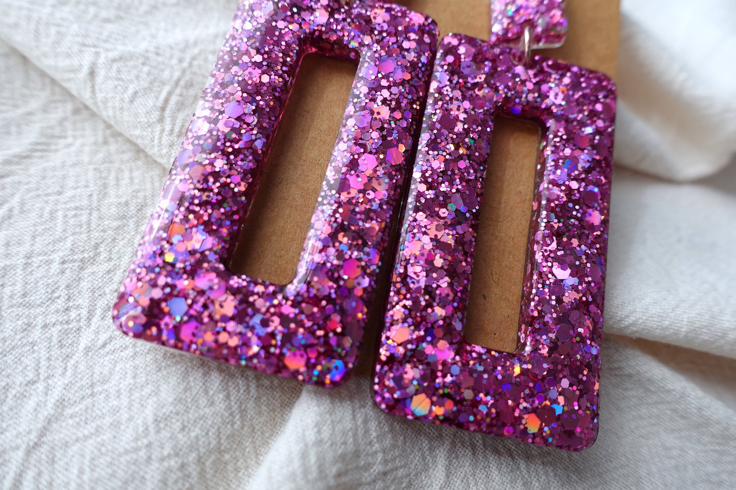 Rechthoekige oorbellen roze met holografische glitter - statement oorbellen