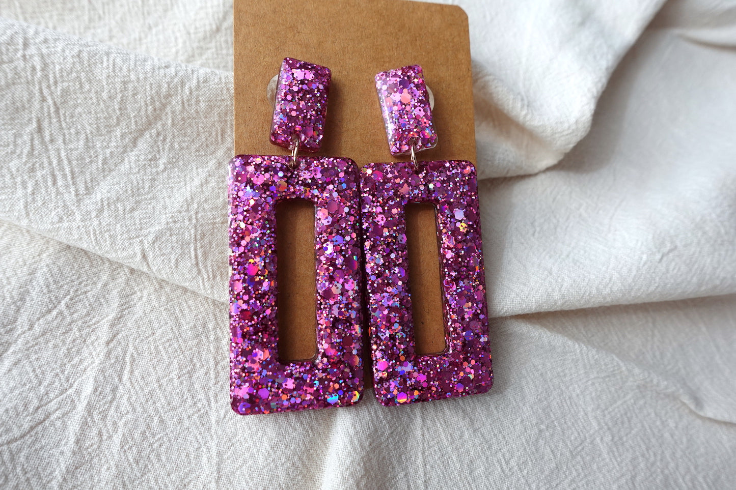 Rechthoekige oorbellen roze met holografische glitter - statement oorbellen