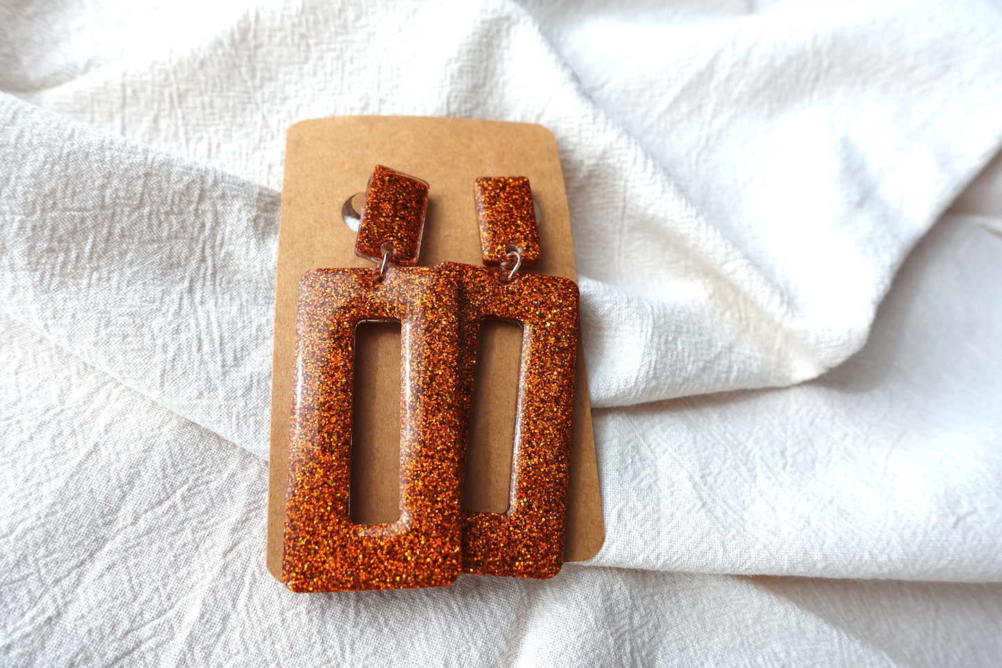 Rechthoekige oorbellen oranje met holografische glitter - statement oorbellen