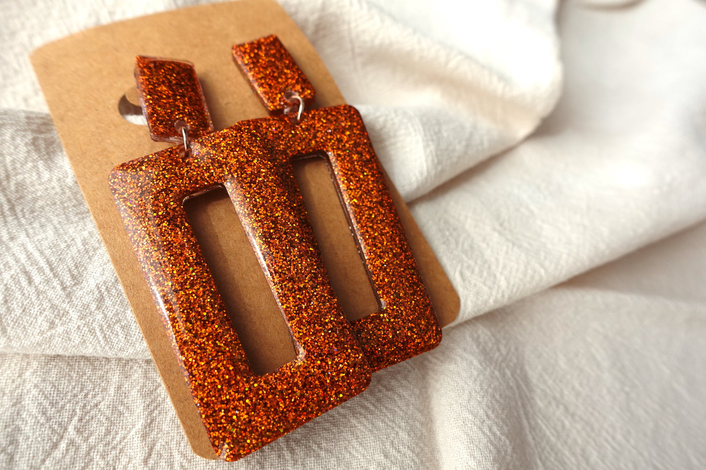 Rechthoekige oorbellen oranje met holografische glitter - statement oorbellen
