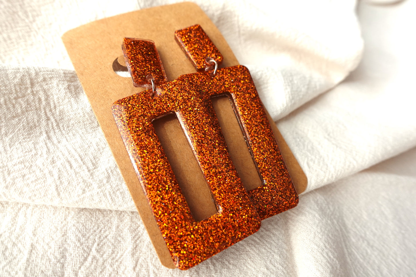 Rechthoekige oorbellen oranje met holografische glitter - statement oorbellen