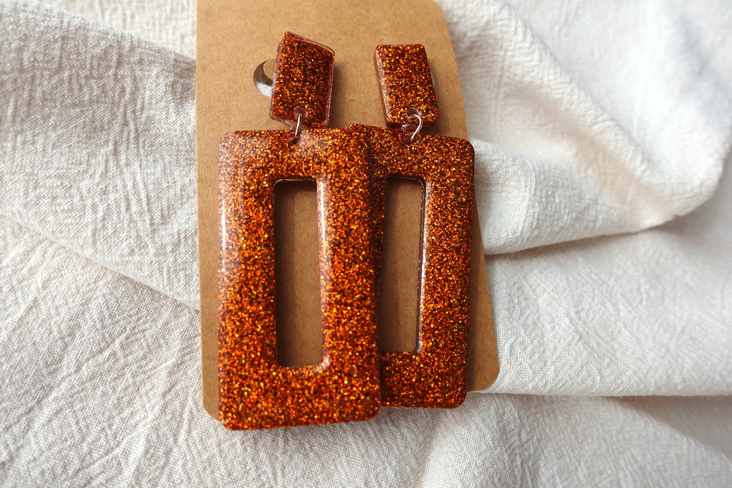 Rechthoekige oorbellen oranje met holografische glitter - statement oorbellen