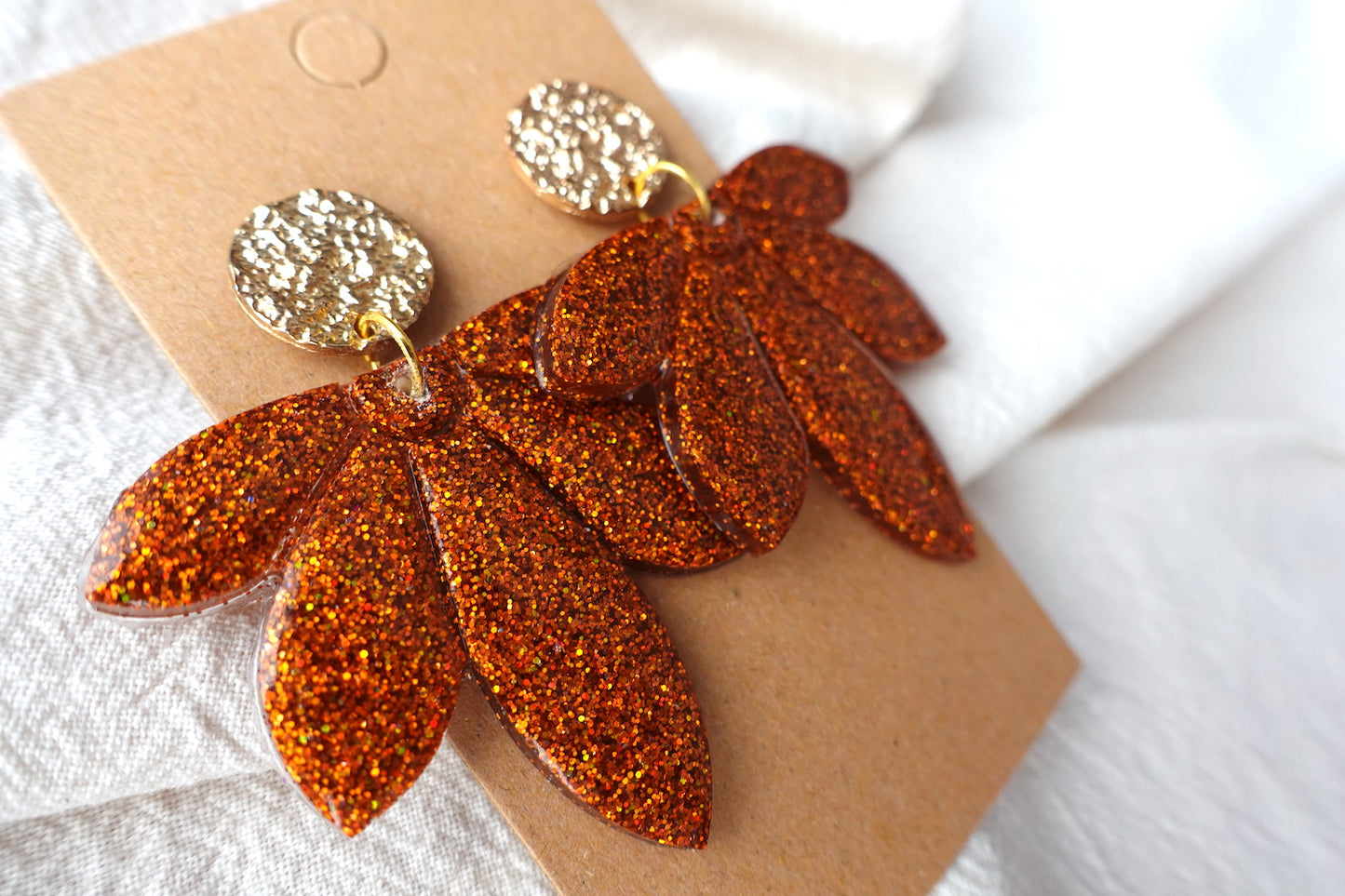 Bloem oorbellen oranje met holografische glitter - statement oorbellen