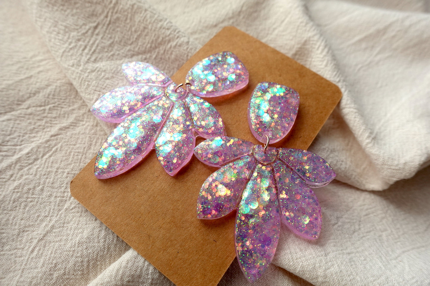 Bloem oorbellen doorzichtig lichtroze met glitter - statement oorbellen