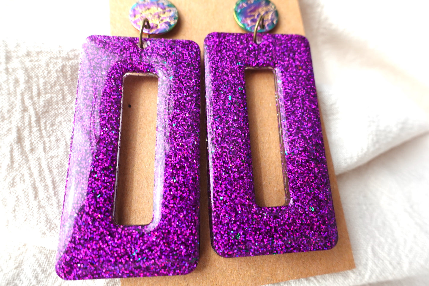 Rechthoekige oorbellen paars met holografische glitter - statement oorbellen