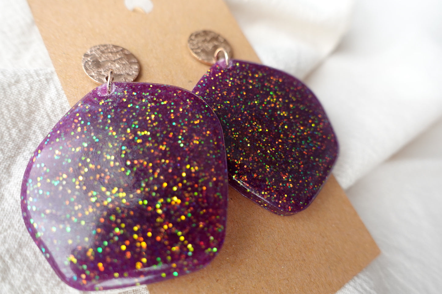 Organische oorbellen paars met glitter - statement oorbellen