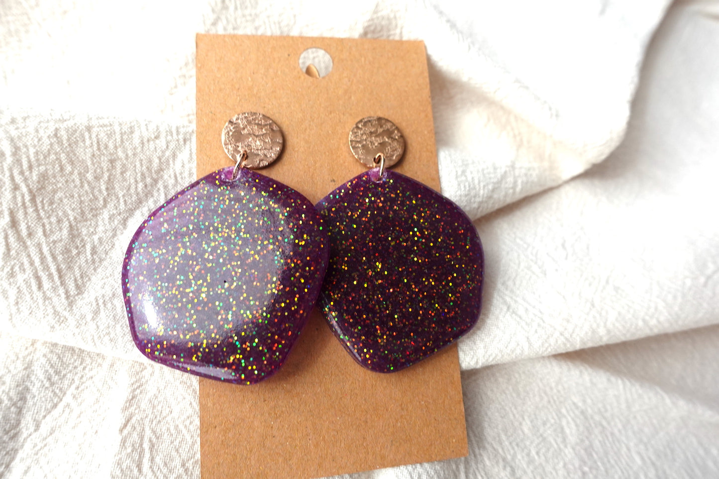 Organische oorbellen paars met glitter - statement oorbellen