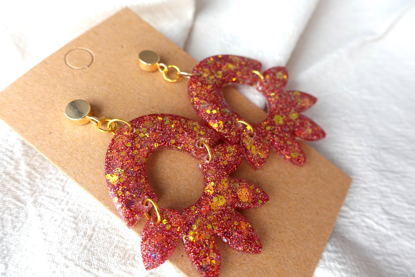 Halve bloem oorbellen rood holografisch - statement oorbellen