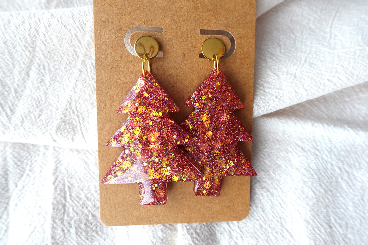 Holografische, rode kerstboom oorbellen met goudkleurige stud met flakes