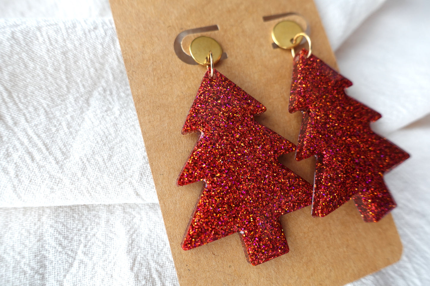 Holografische, rode kerstboom oorbellen met goudkleurige stud