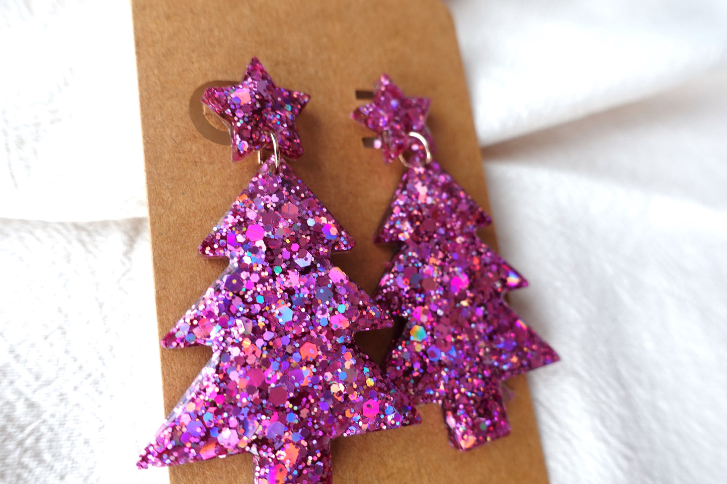 Holografische, roze kerstboom oorbellen met sterretje