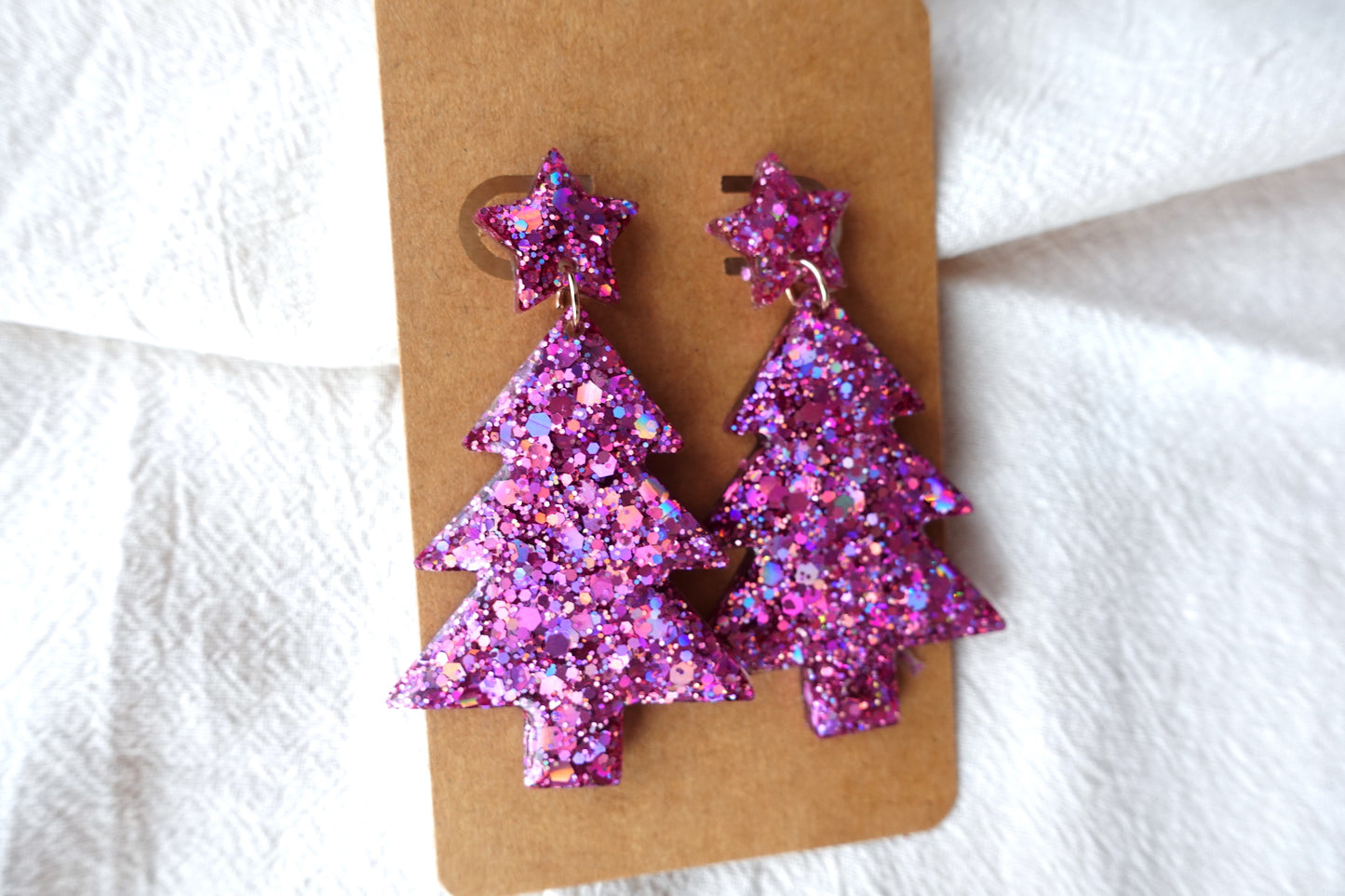 Holografische, roze kerstboom oorbellen met sterretje
