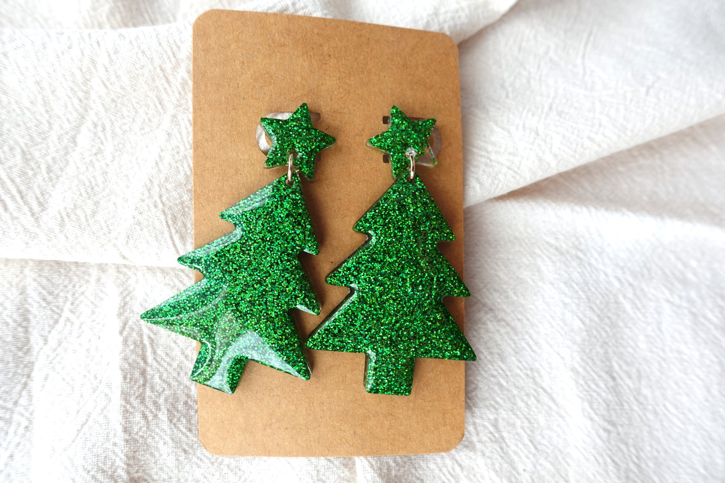 Holografische, groene kerstboom oorbellen met sterretje