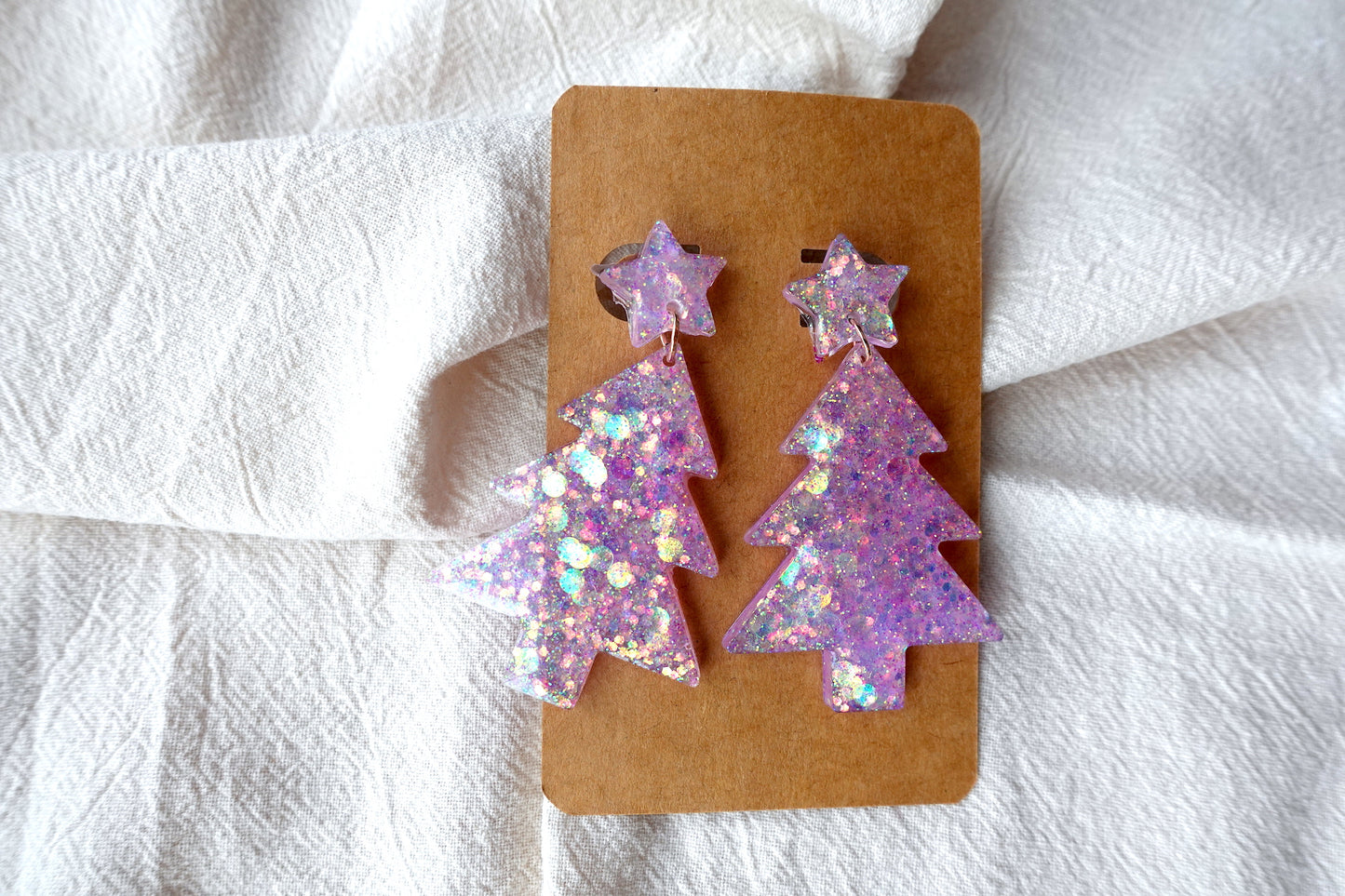Lichtroze glitter kerstboom oorbellen met sterretje en flakes
