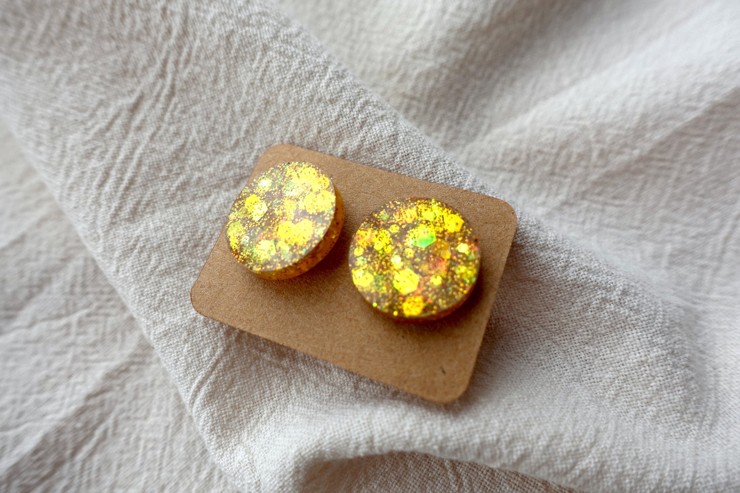 Gouden holografische mini oorstekertjes oorbellen met flakes
