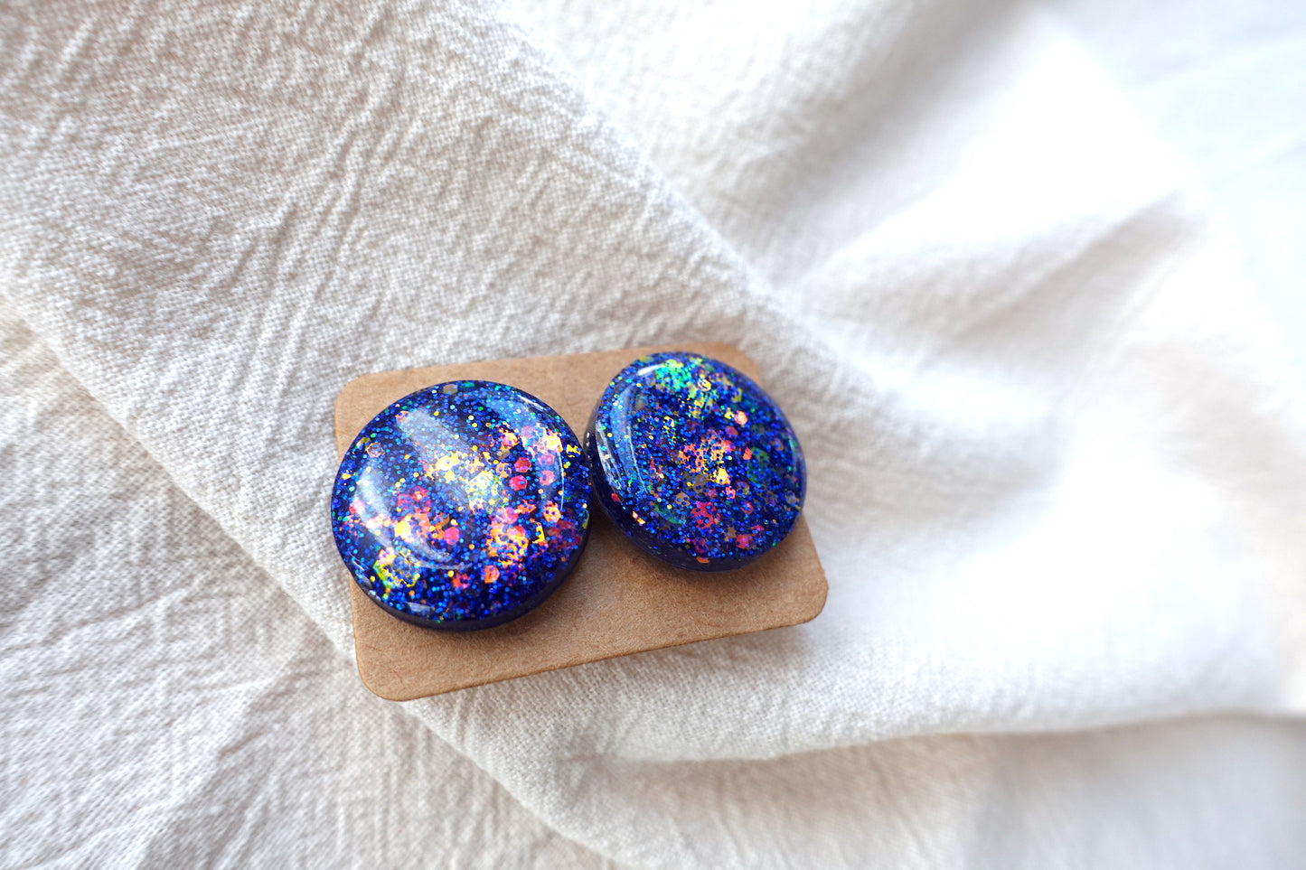 Donkerblauwe holografische midi oorstekertjes oorbellen
