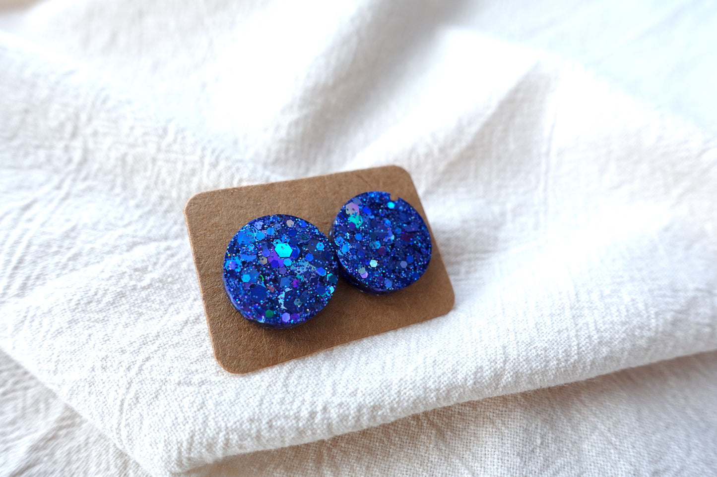 Donkerblauwe holografische glitter oorbellen studs met flakes- statement oorbellen