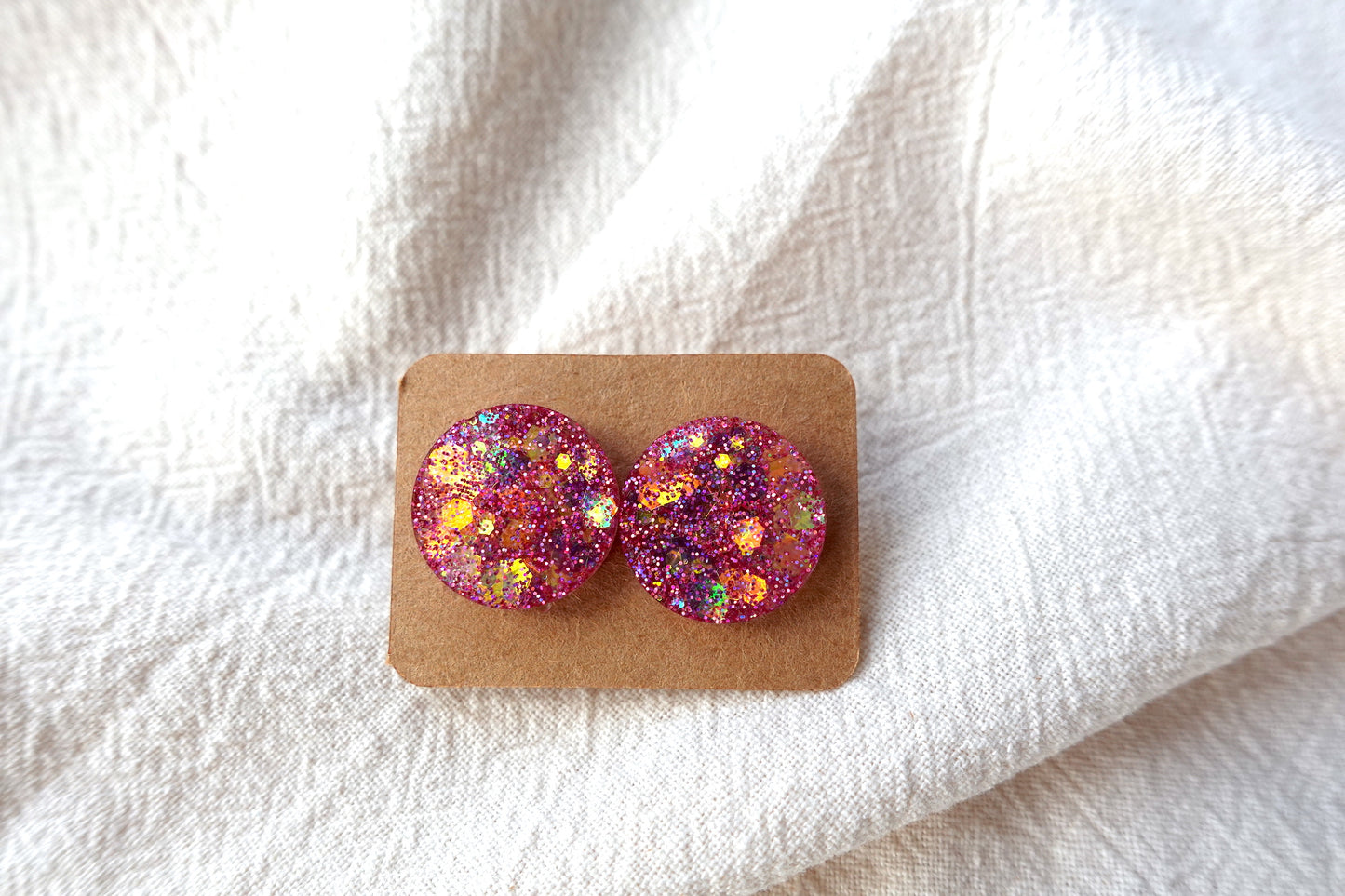 Roze holografische glitter oorbellen studs met flakes- statement oorbellen