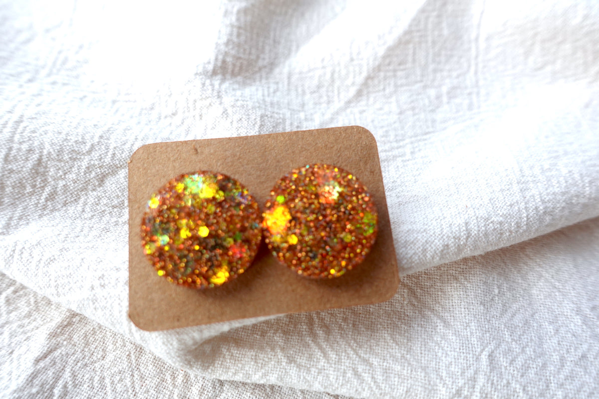 Warm gouden holografische mini oorstekertjes oorbellen met flakes SKU 211