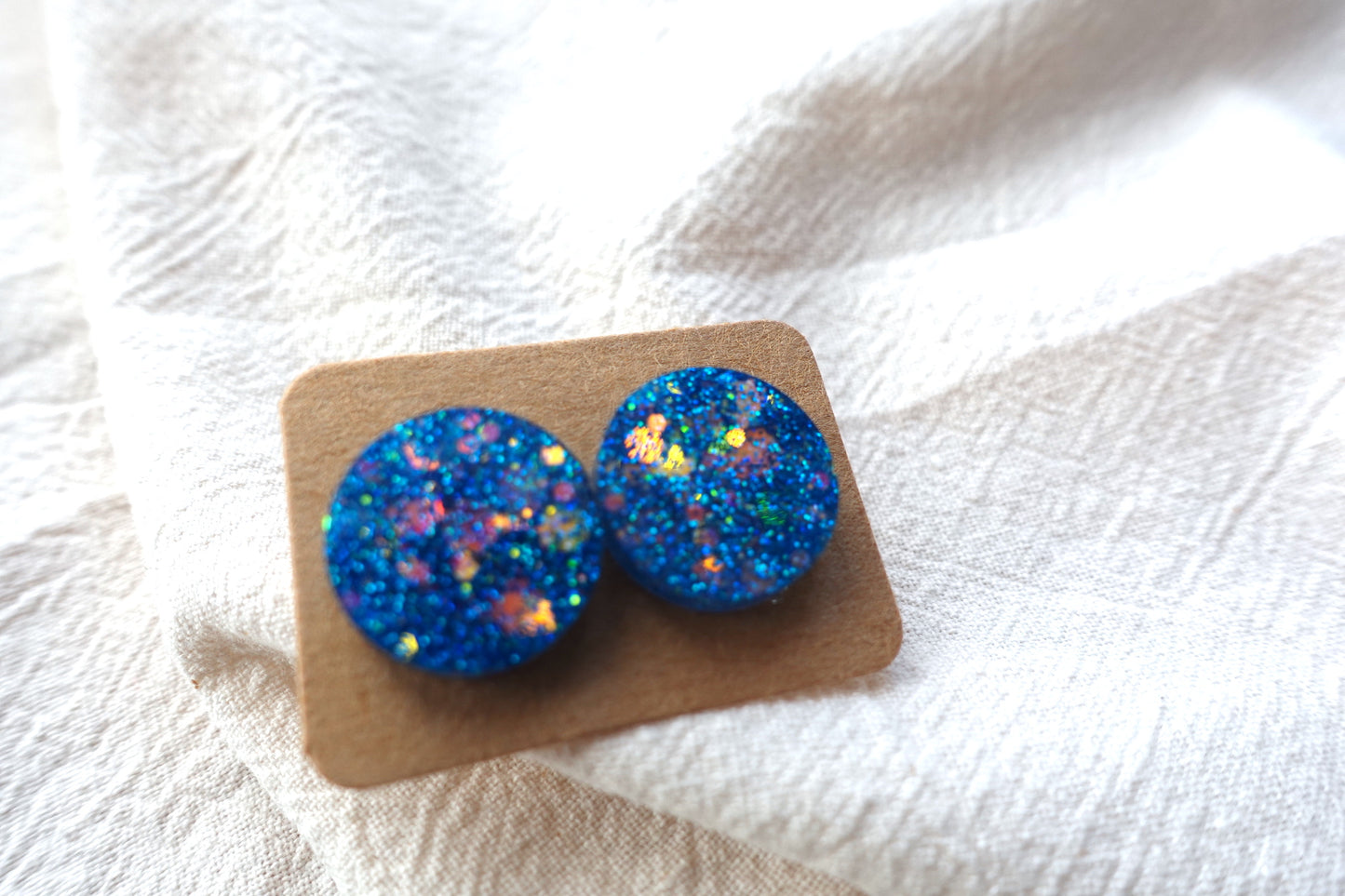 Blauwe holografische glitter oorbellen studs met flakes- statement oorbellen