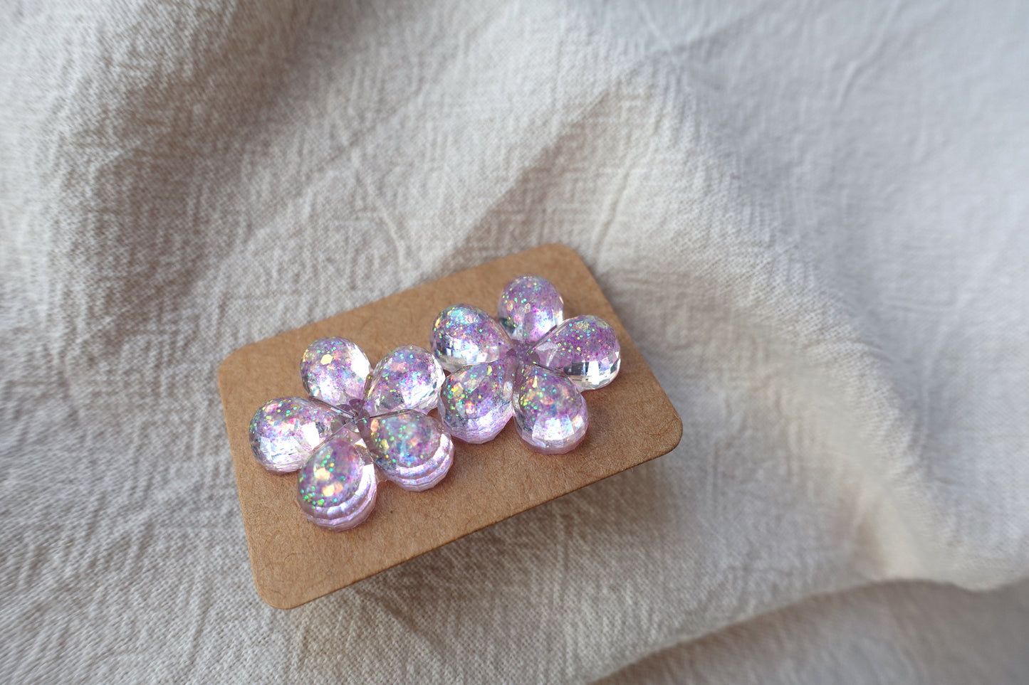 Bloem lichtroze glitter midi oorstekertjes oorbellen