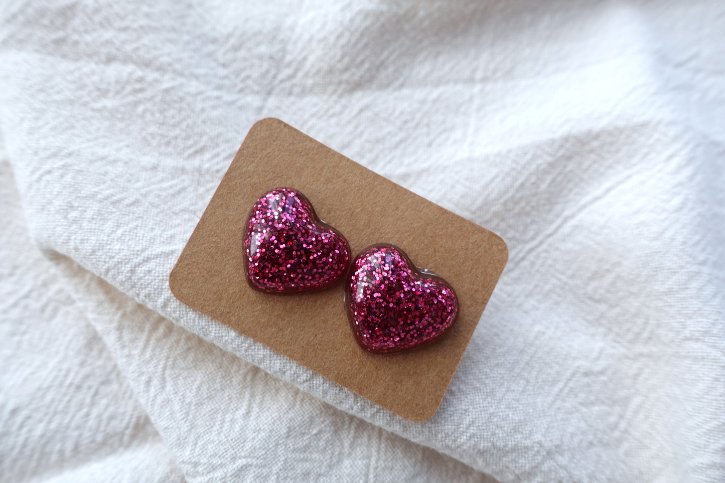 Hartjes maroon rode glitter oorbellen studs- statement oorbellen