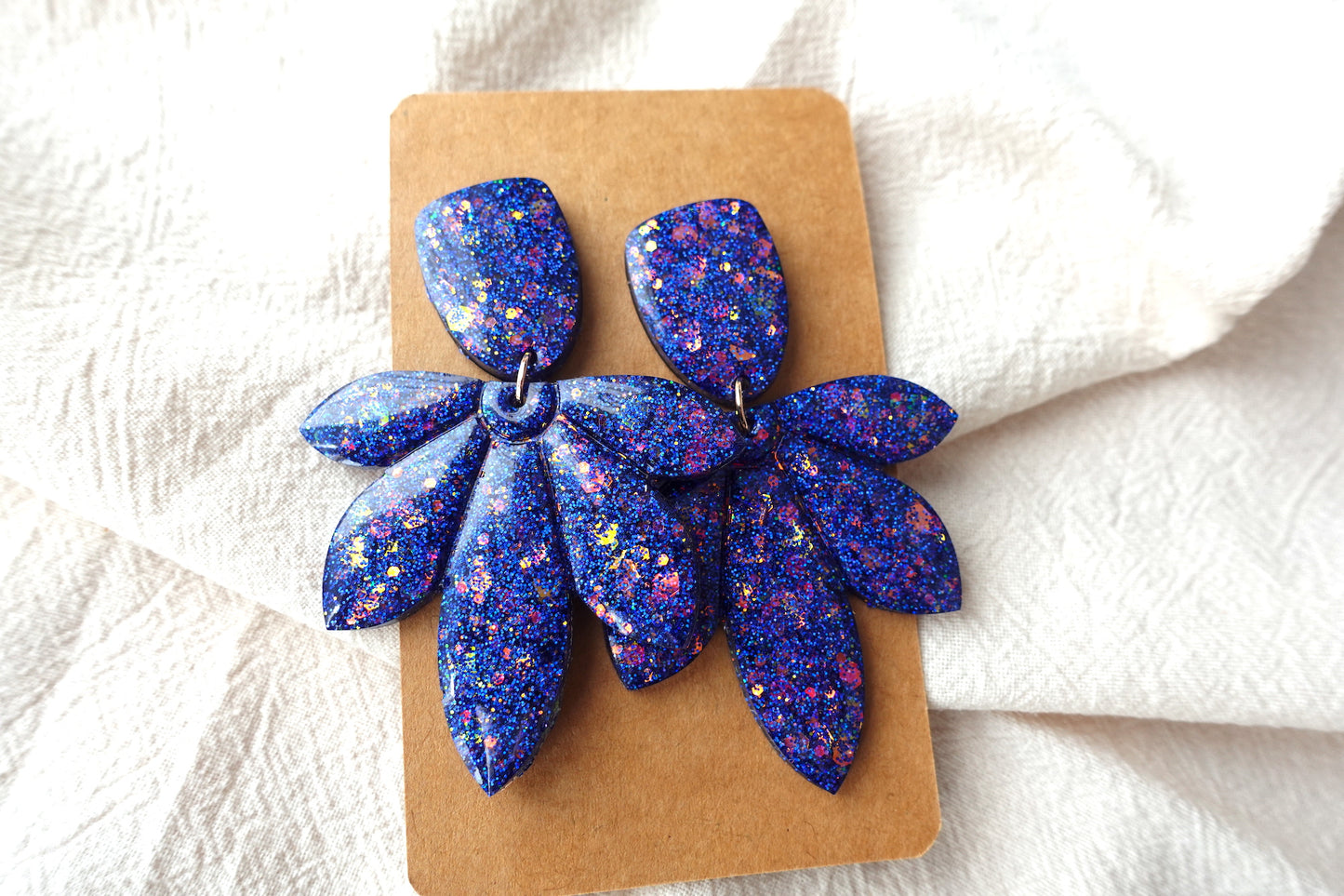 Bloem oorbellen blauwe glitter holografische oorbellen - statement oorbellen