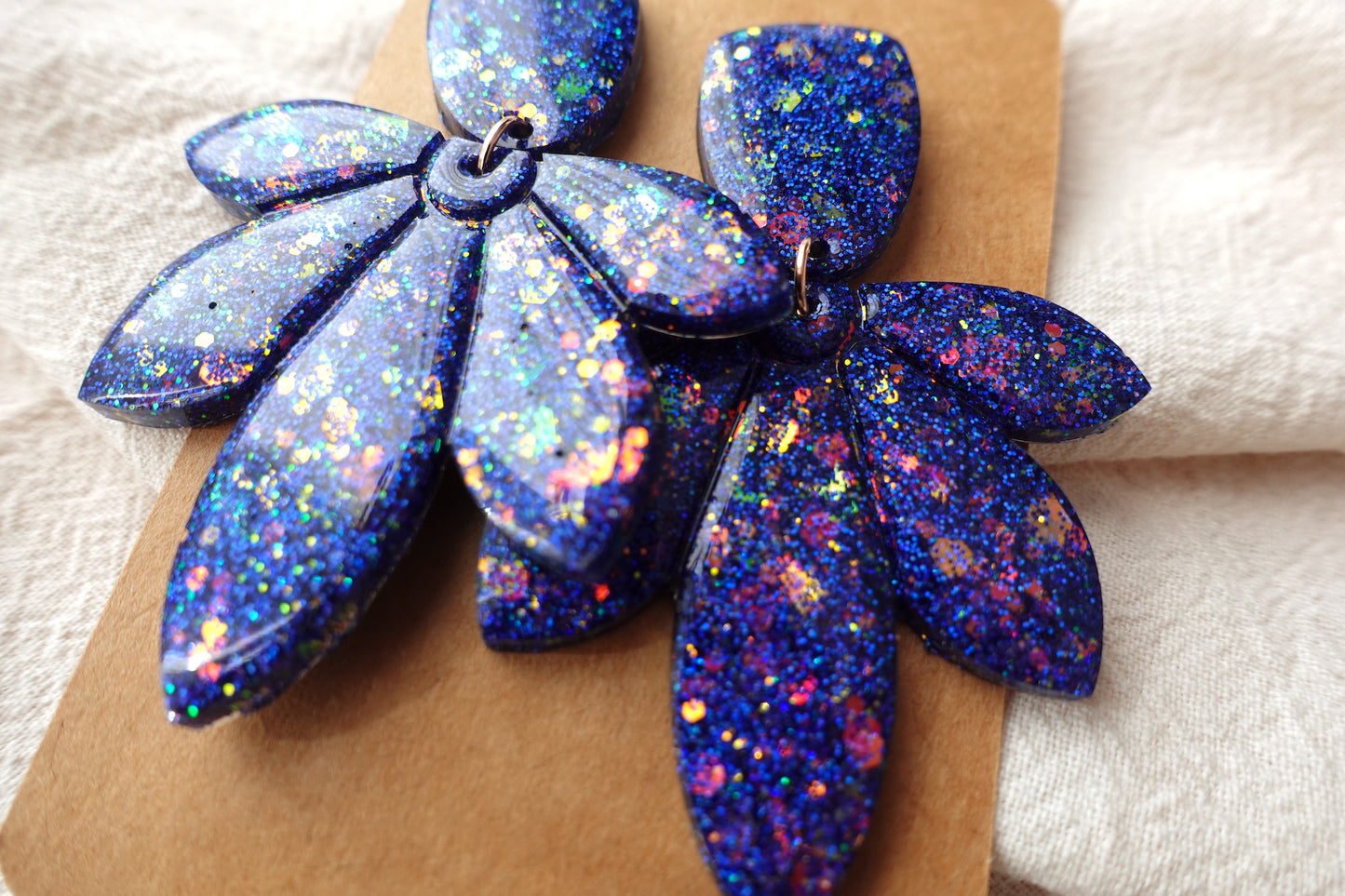 Bloem oorbellen blauwe glitter holografische oorbellen - statement oorbellen