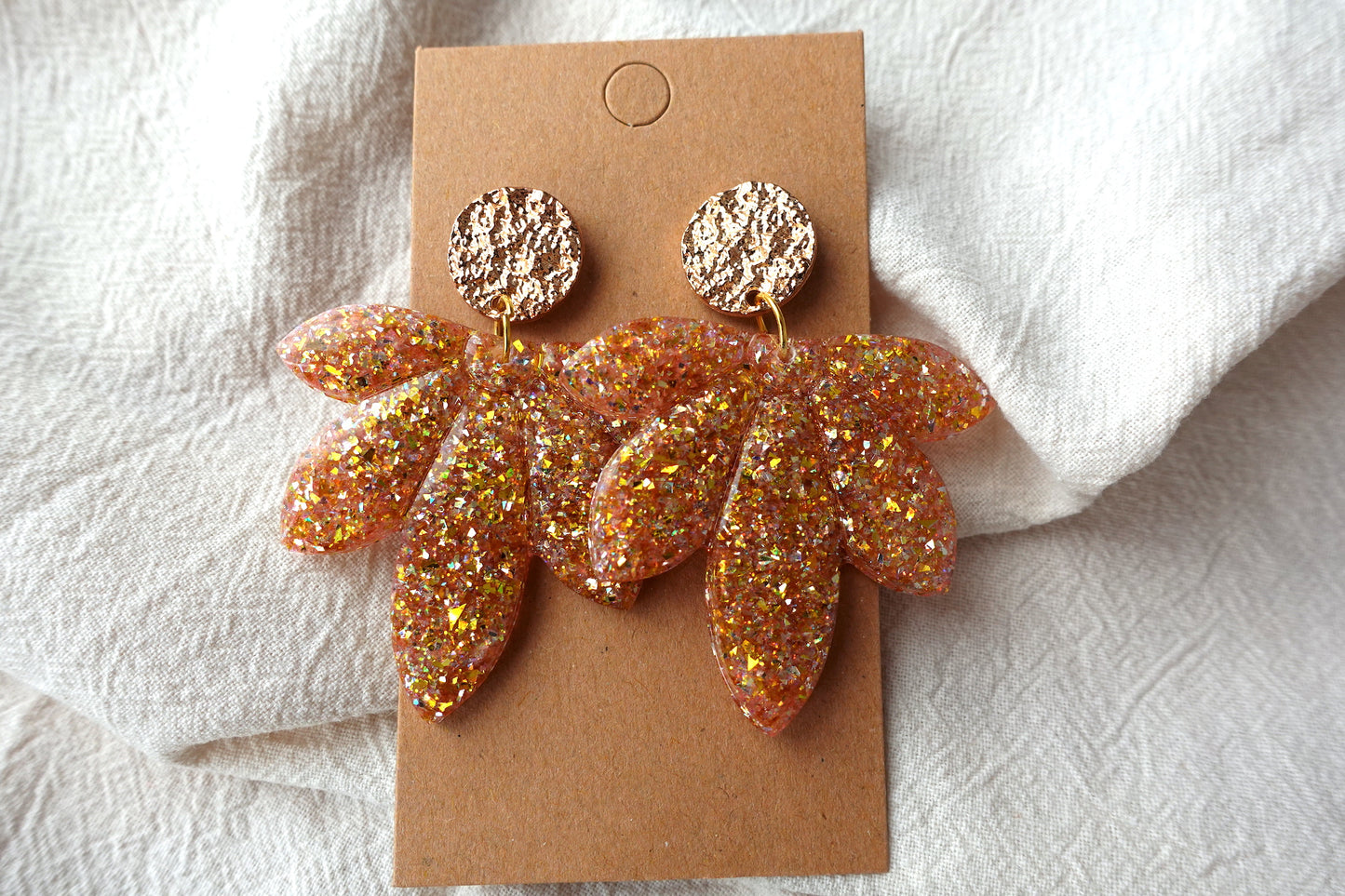 Bloem oorbellen warm goud glitter holografische oorbellen met knopje- statement oorbellen