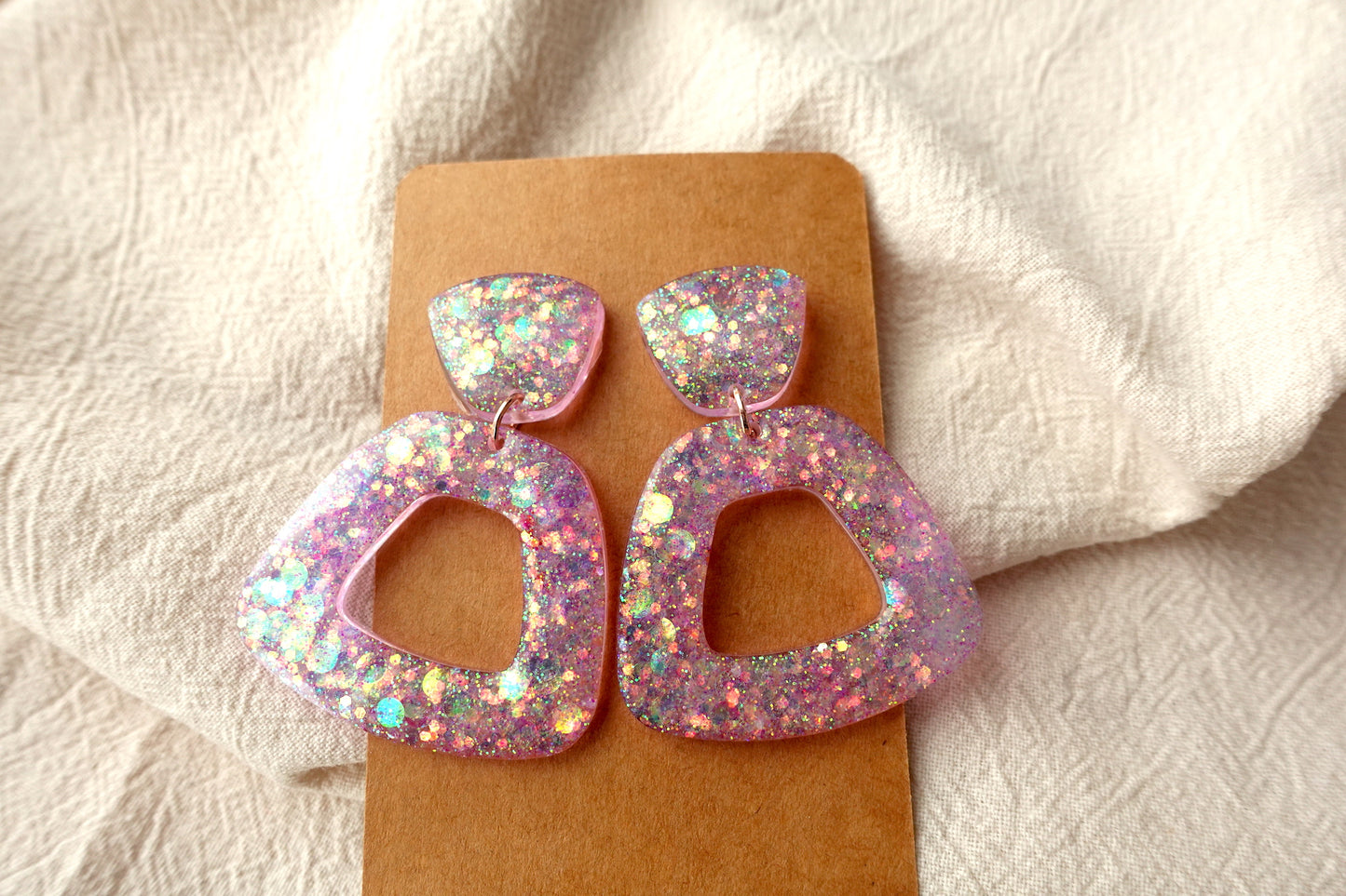 Trapezium donut lichtroze oorbellen glitter oorbellen - statement oorbellen
