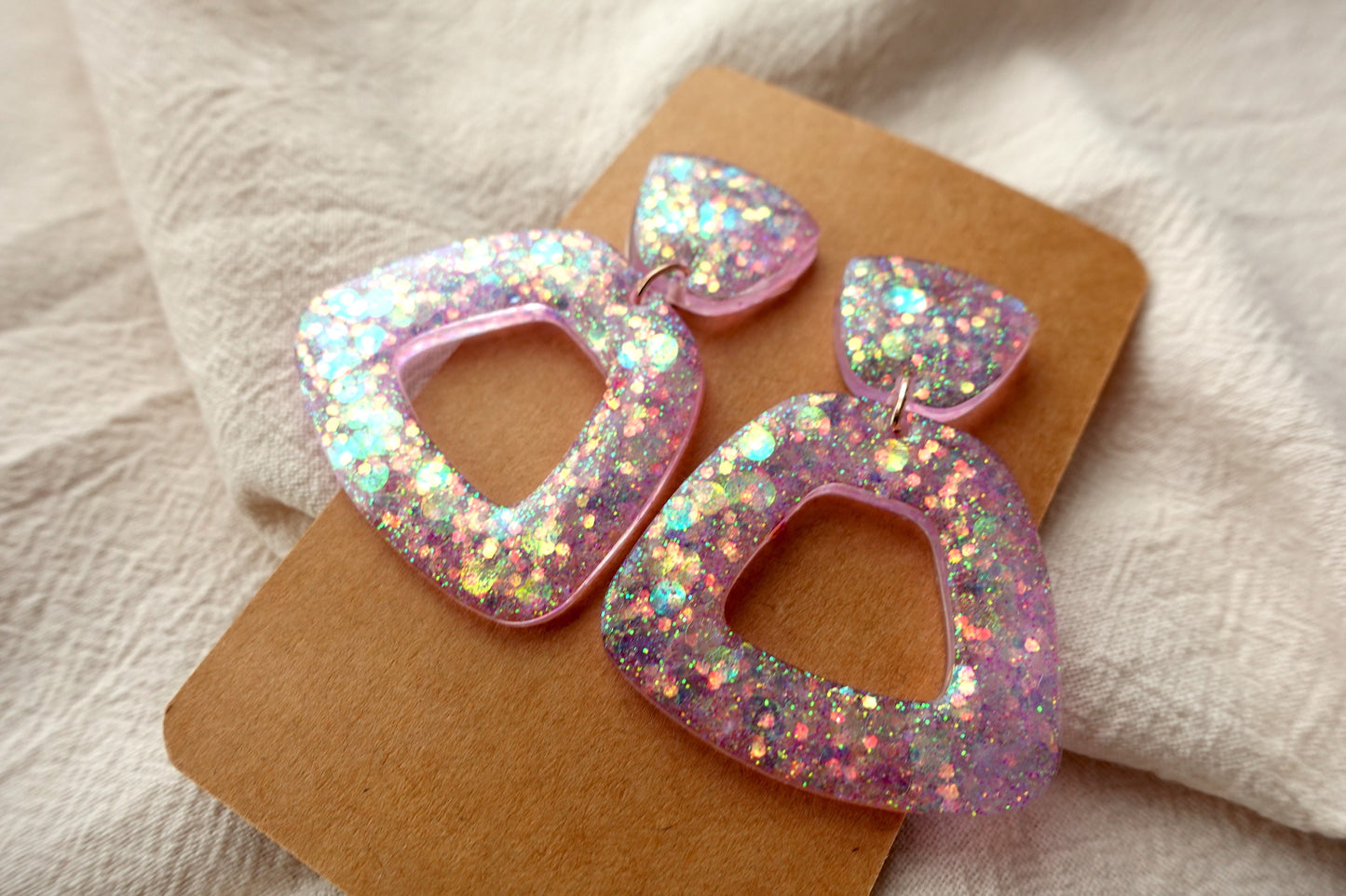 Trapezium donut lichtroze oorbellen glitter oorbellen - statement oorbellen