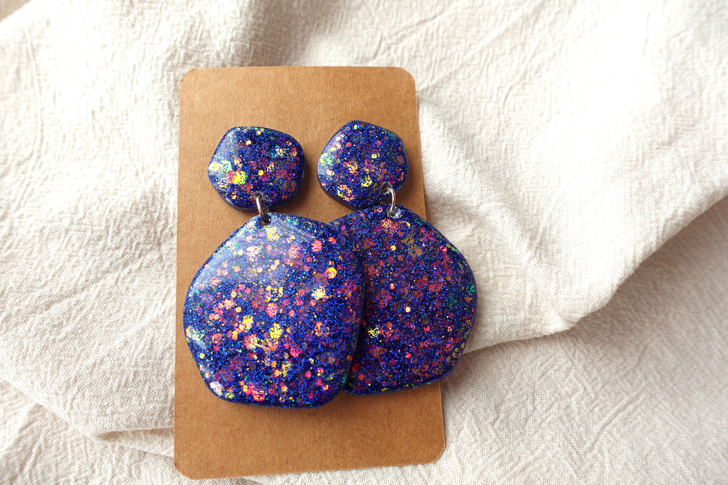 Organische vorm donkerblauwe holografische oorbellen glitter oorbellen - statement oorbellen