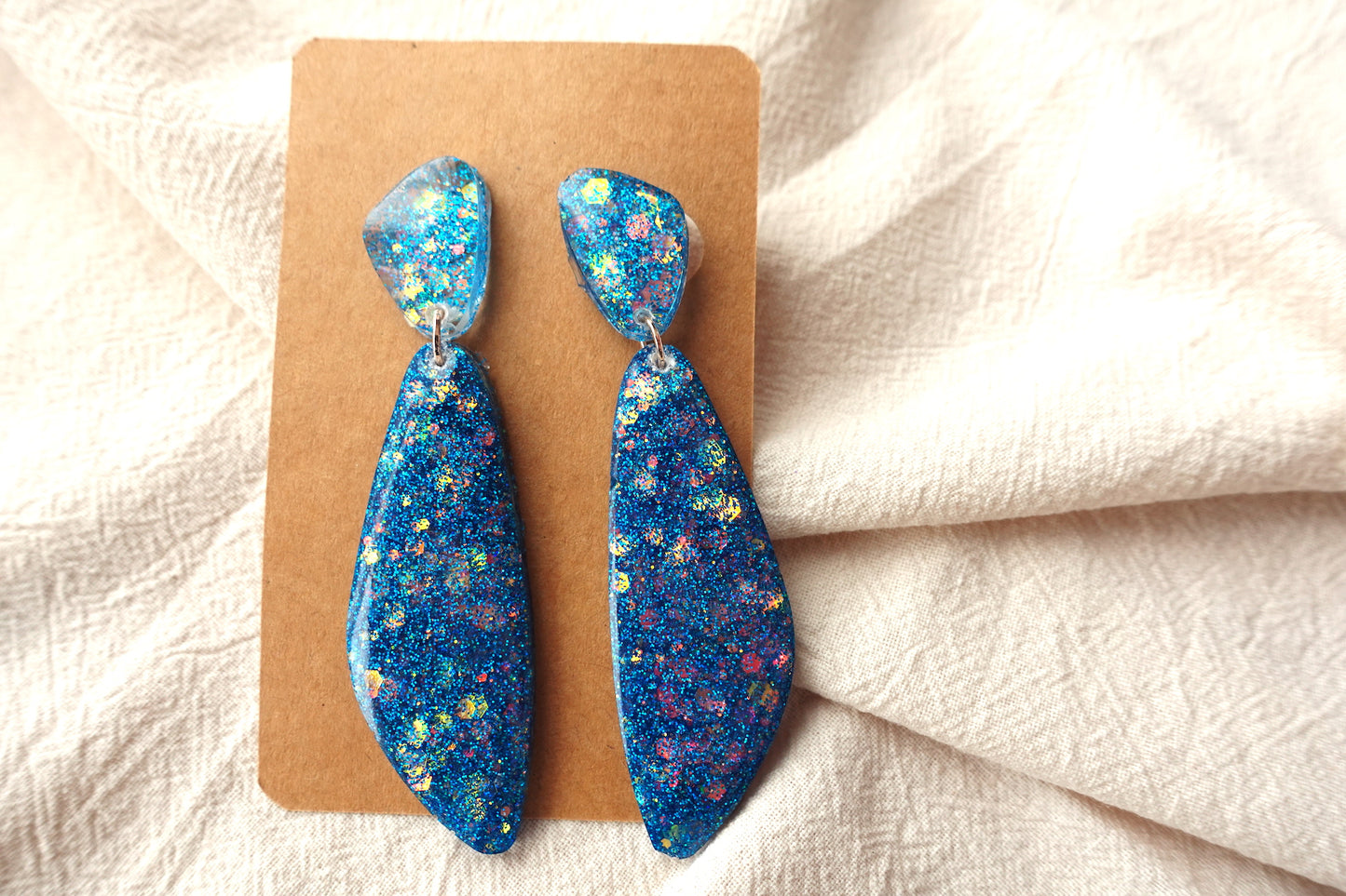 Blauwe holografische glitter oorbellen met flakes - statement oorbellen (libelle)