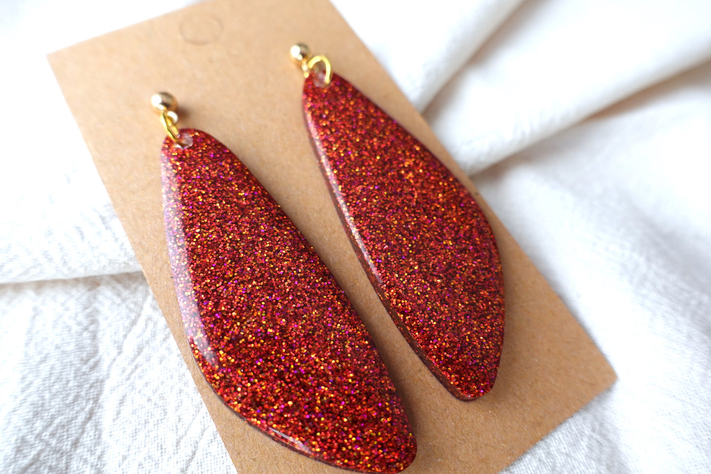 Rode holografische glitter oorbellen met knopje - statement oorbellen (libelle)