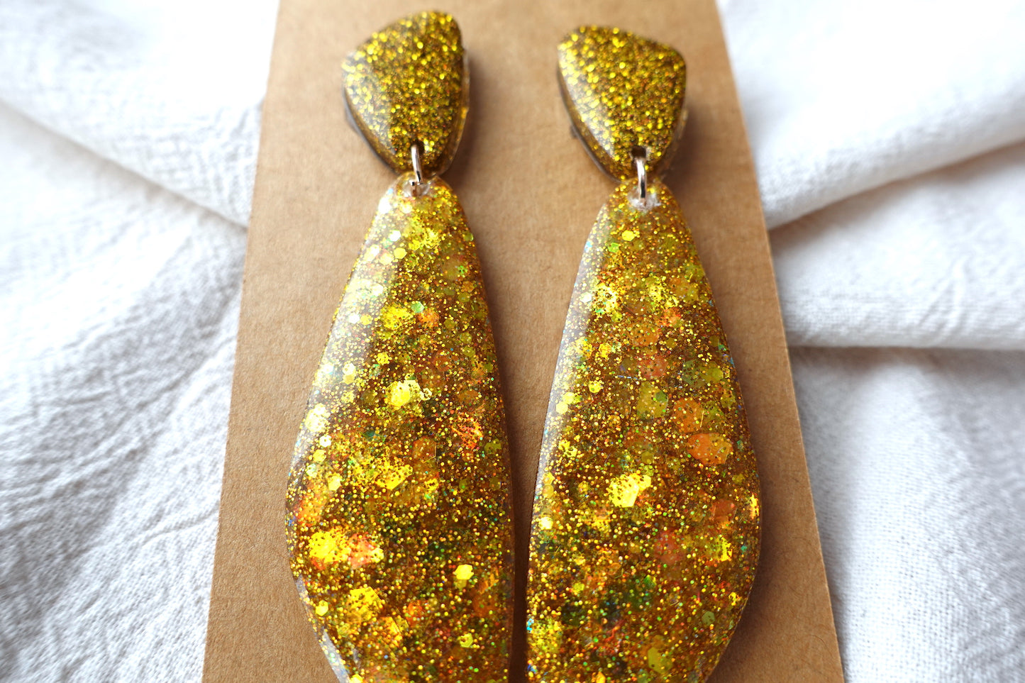 Libelle goudkleurige holografische glitter oorbellen met flakes - statement oorbellen SKU 151