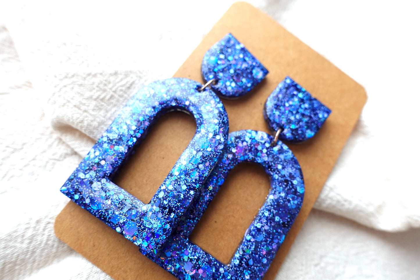 Boog oorbellen donkerblauwe glitter holografische oorbellen - statement oorbellen