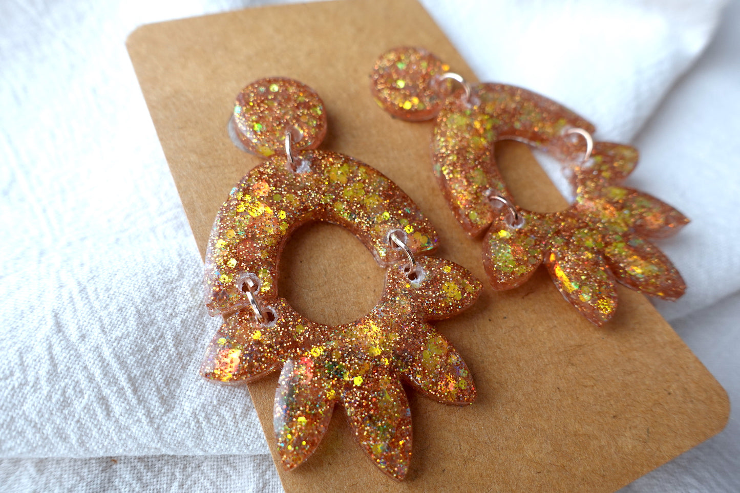 Halve bloem goudkleurige holografische glitter oorbellen - statement oorbellen