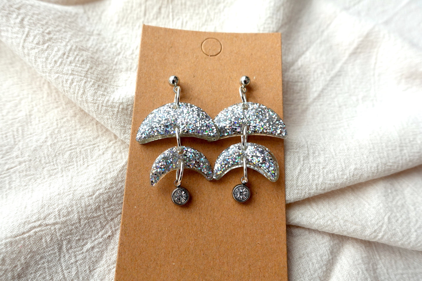 Halve maantjes zilveren holografische glitter oorbellen - statement oorbellen