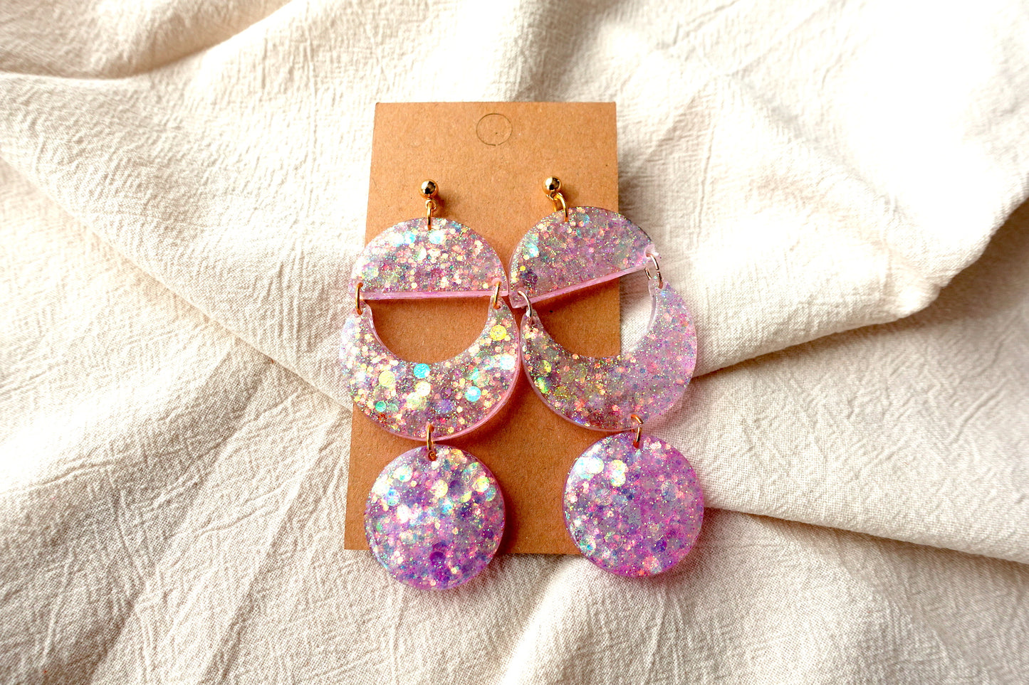 Halve maan lichtroze glitter oorbellen - statement oorbellen