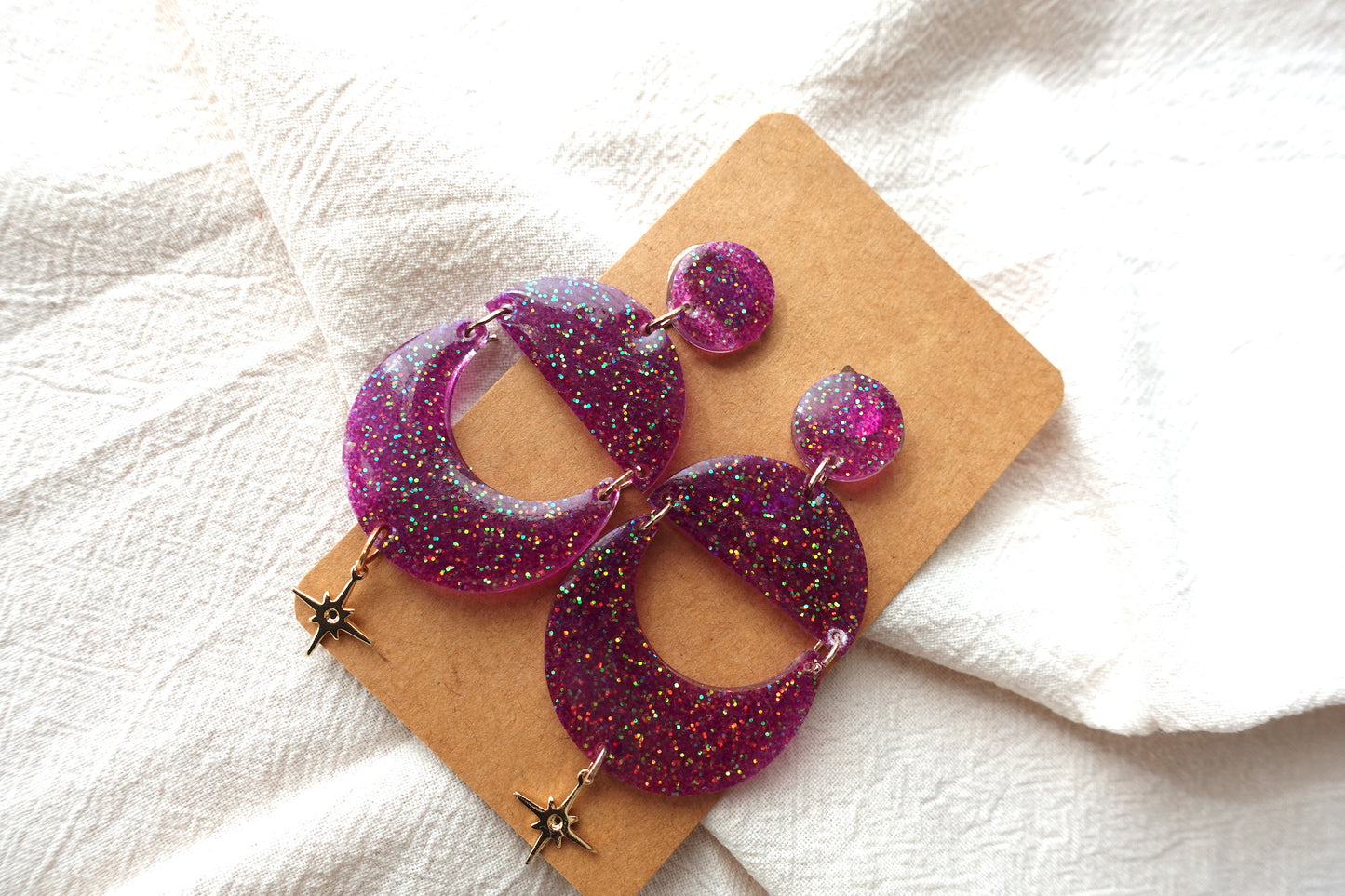 Halve maan paarse glitter oorbellen - statement oorbellen