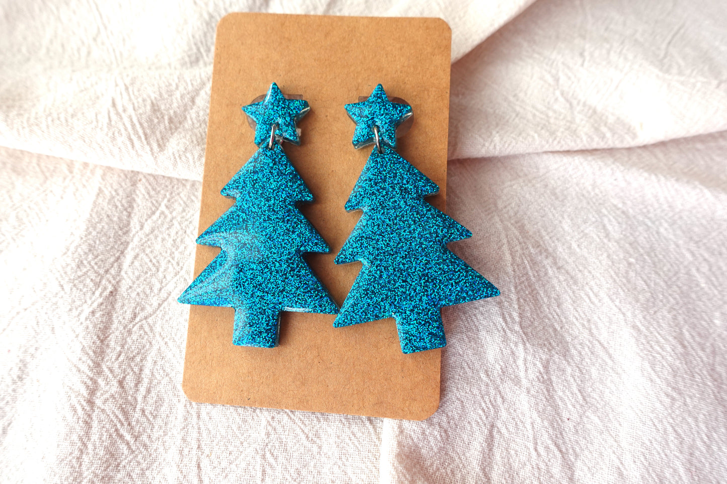 Holografische turquoise kerstboom oorbellen met sterretje