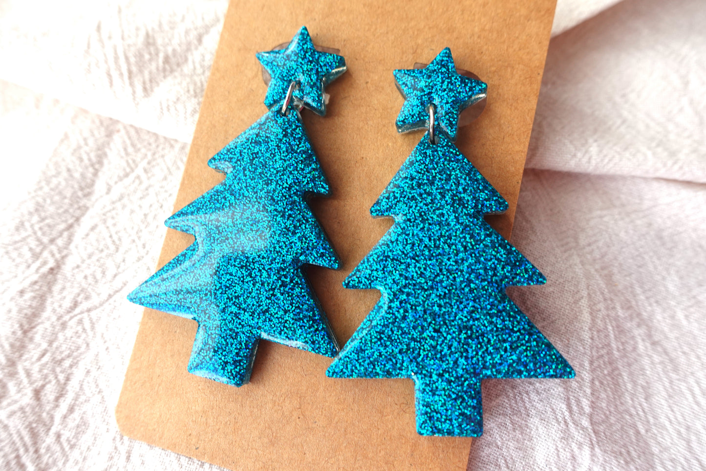 Holografische turquoise kerstboom oorbellen met sterretje