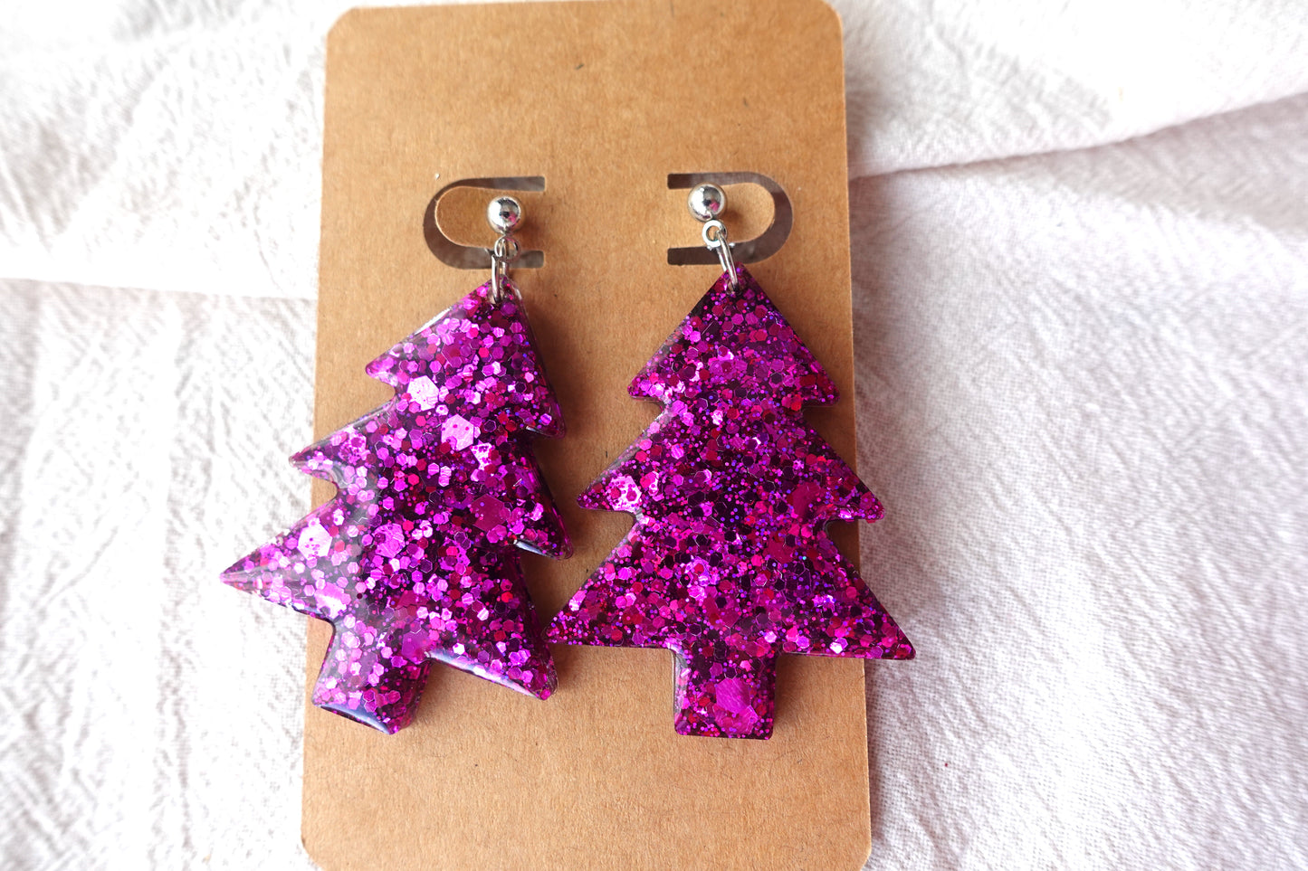 Fuchsia glitter kerstboom oorbellen met zilverkleurig knopje