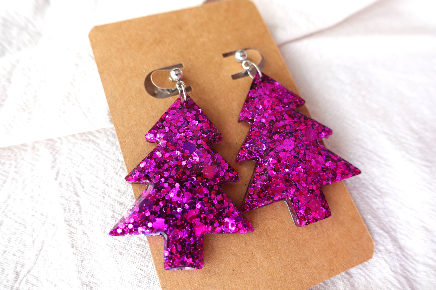 Fuchsia glitter kerstboom oorbellen met zilverkleurig knopje