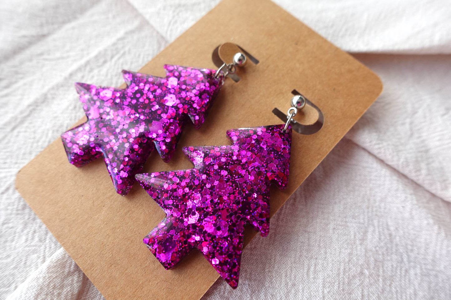 Fuchsia glitter kerstboom oorbellen met zilverkleurig knopje