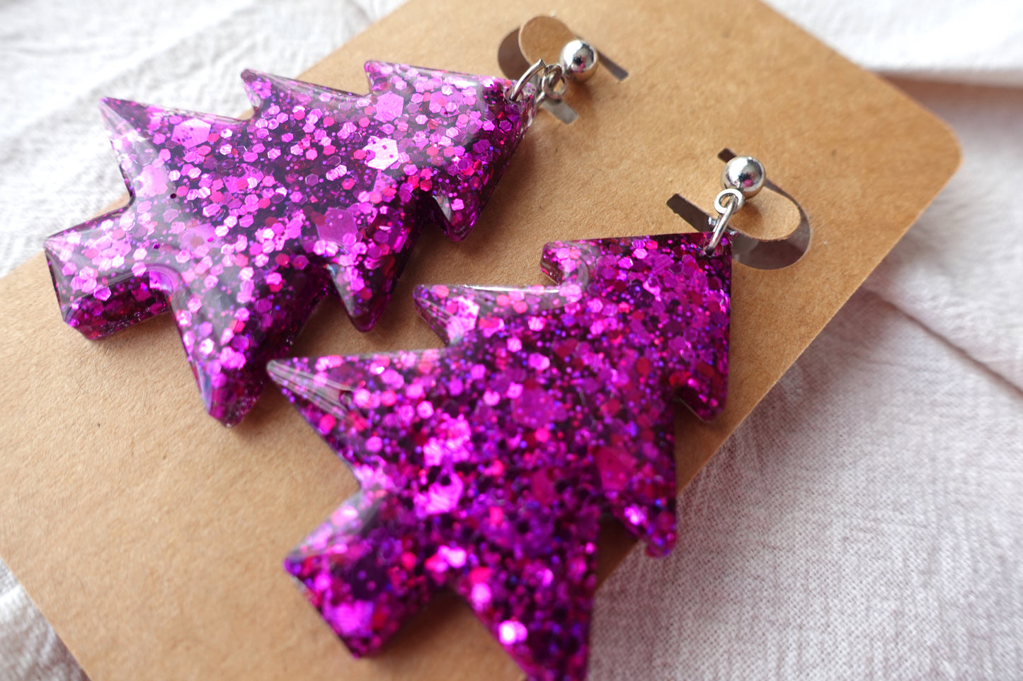 Fuchsia glitter kerstboom oorbellen met zilverkleurig knopje