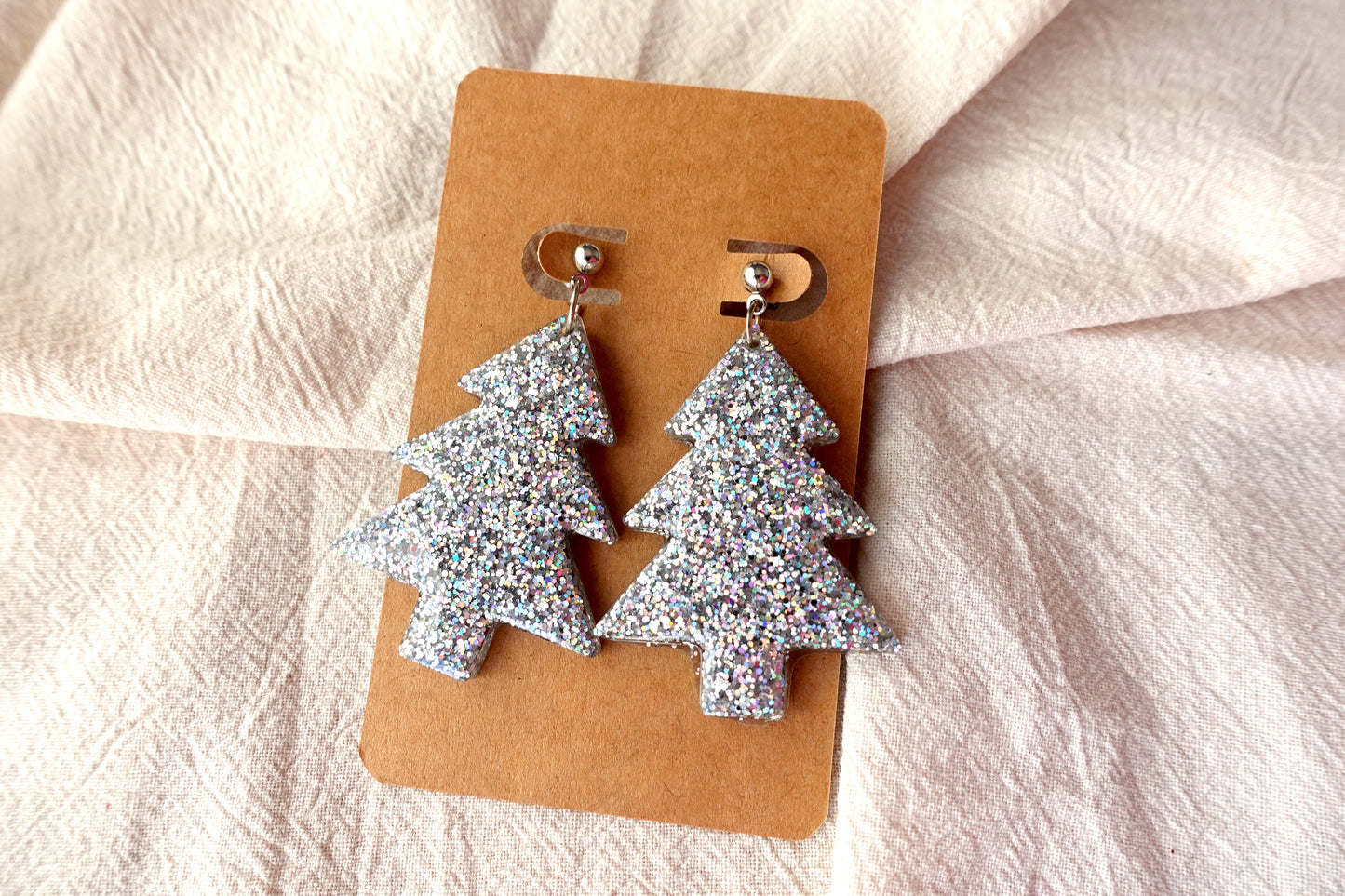 Zilveren holografische glitter kerstboom oorbellen met zilverkleurig knopje